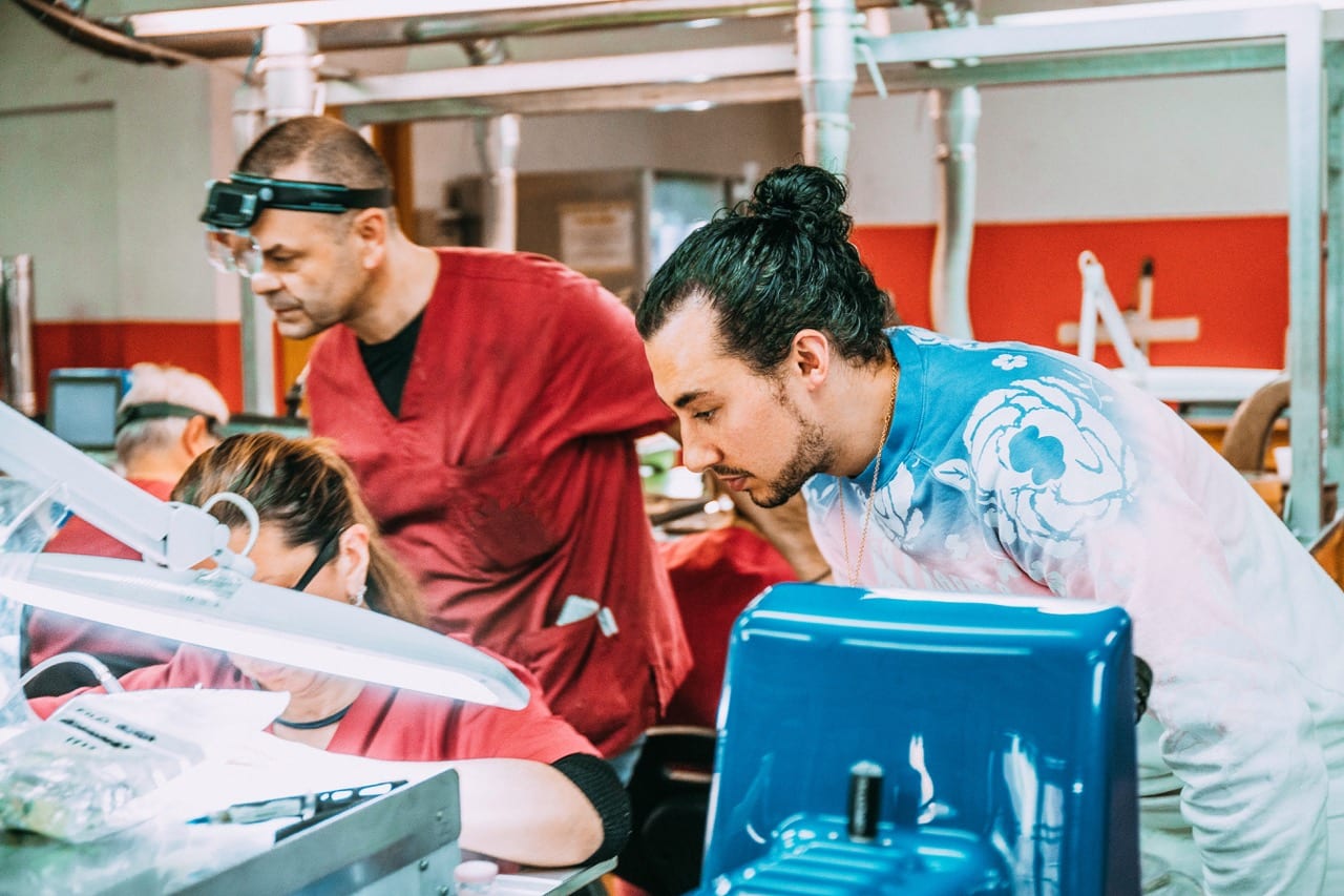 Bare Hug Necklace - White Gold, large (40 mm)